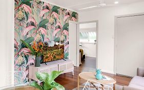 Tropicana Bungalow - Retro Getaway